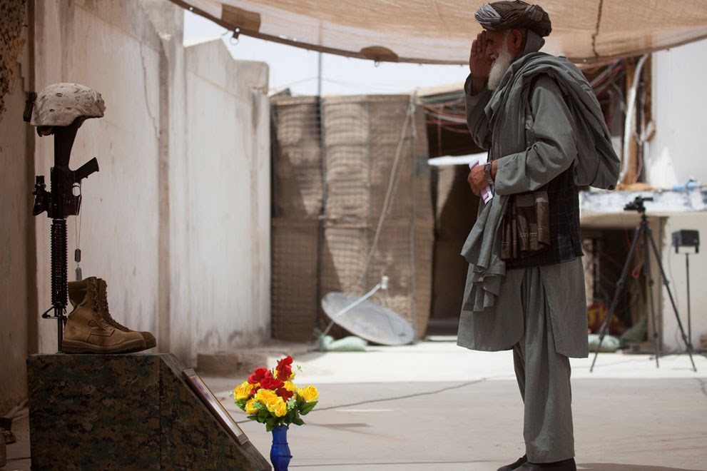 Afganistanac odaje počast palom američkom vojniku
