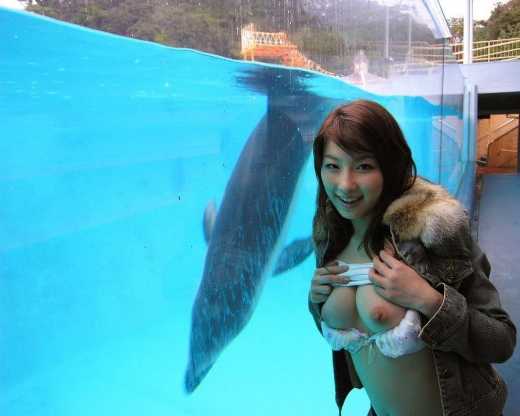 Prostakuša izbacila sise u aquaparku