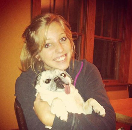 Lukavi psić se krevelji na "obiteljskoj" fotki