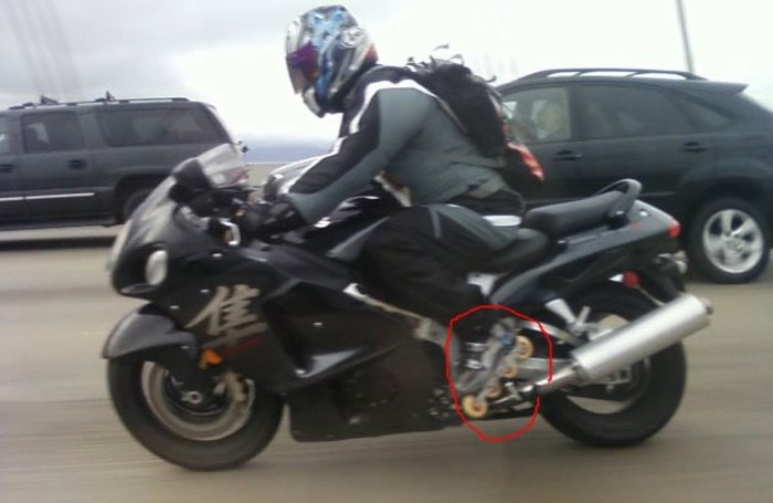Bijesni motorist s pomoćnim kotačima