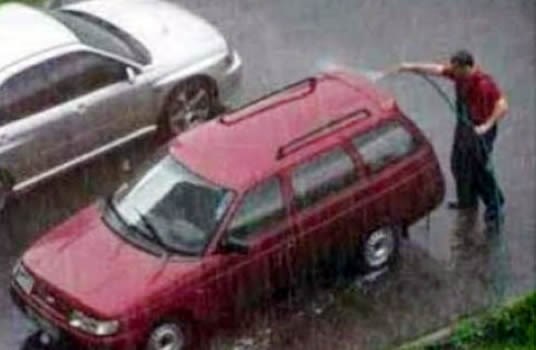 Kad obećaš ženi oprat auto, samo glumi dok ne ode s prozora