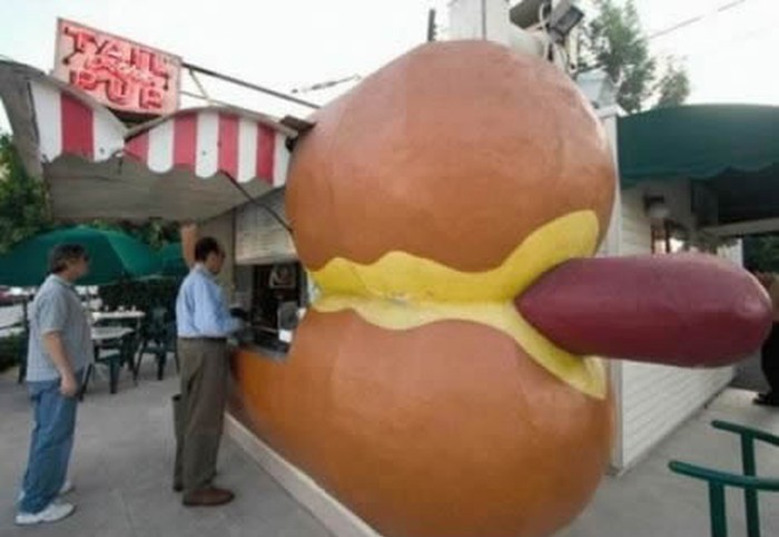 Hot-dog štang u obliku dupeta s kobasicom