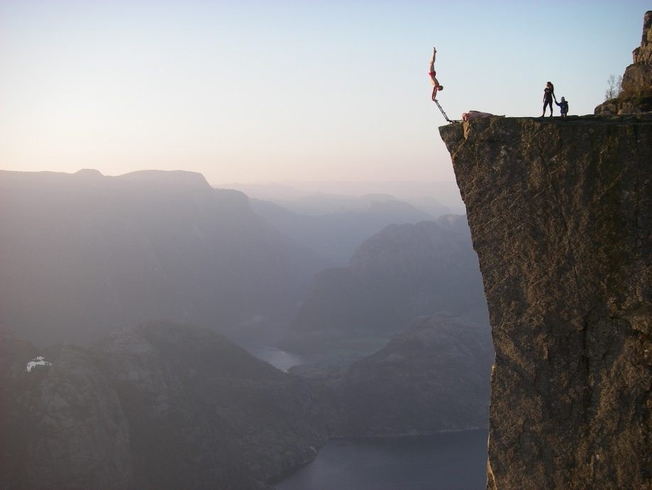 Egzibicije na samom rubu ogromne litice