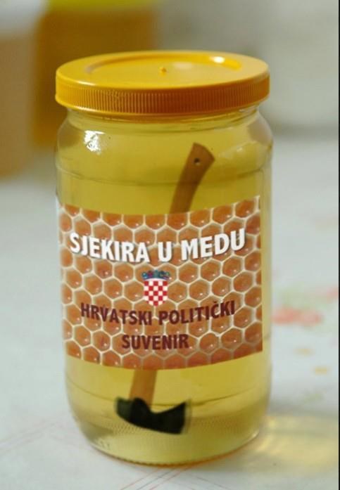 Sjekira u medu - autohtoni hrvatski politički suvenir