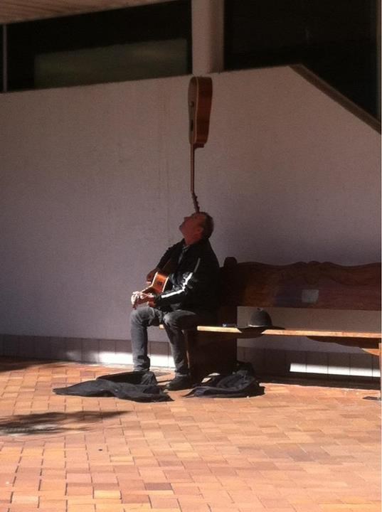 I dalje više koristi za društvo od političara