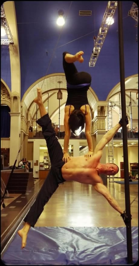 Pravi snagator izveo zastavu sa ženom na sebi