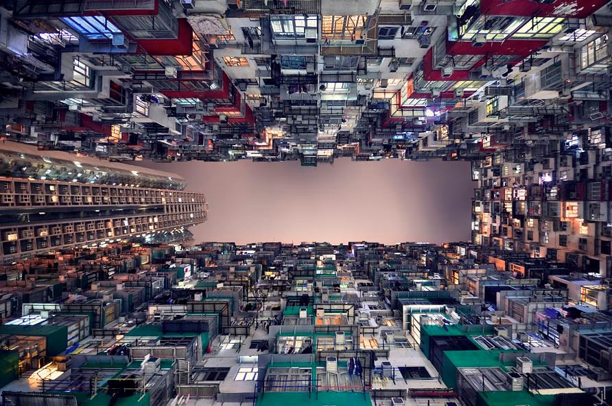 Pogled iz dvorišta tipične zgrade u Hong Kongu