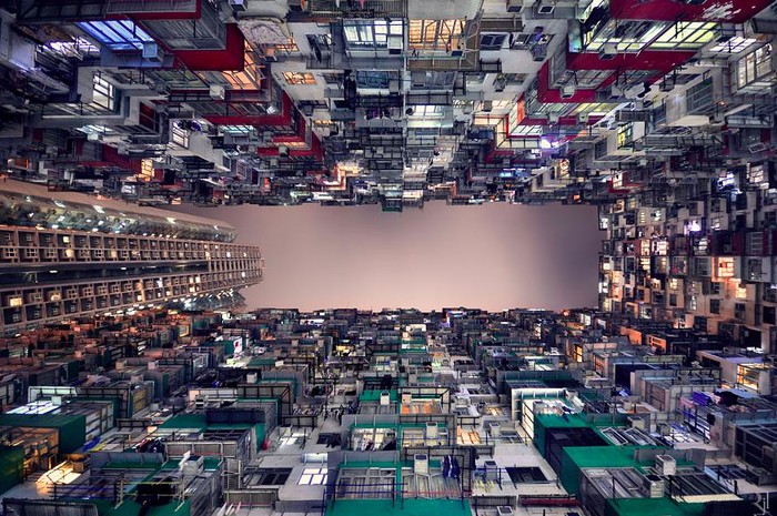 Pogled iz dvorišta tipične zgrade u Hong Kongu