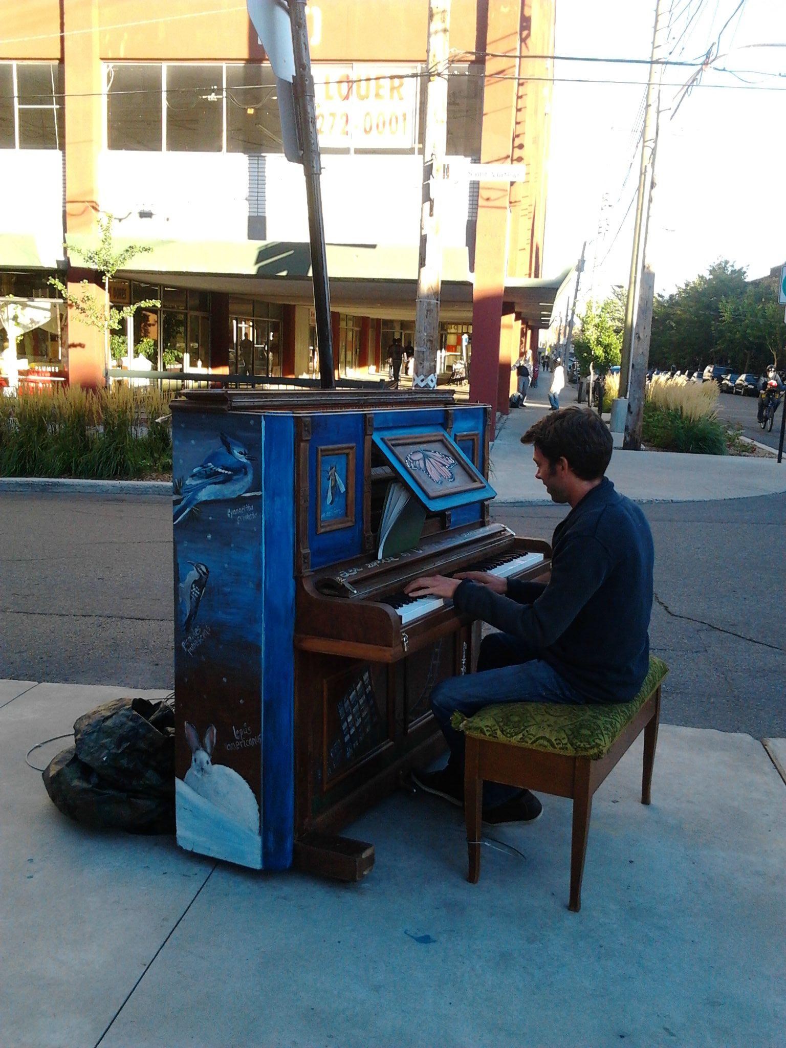 Po ulicama postavljeni klaviri - može svirat tko god želi