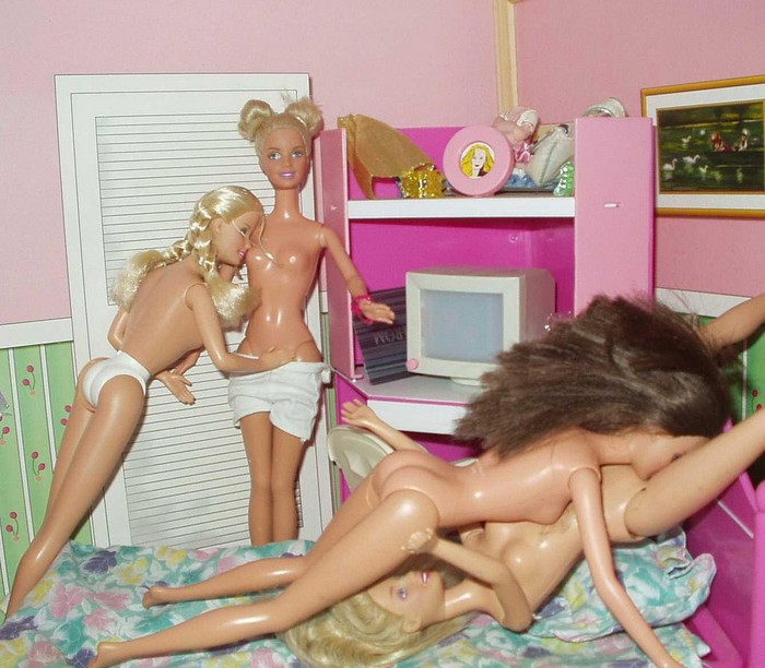Barbie lezbo orgije - igra ne staje, samo se mijenja