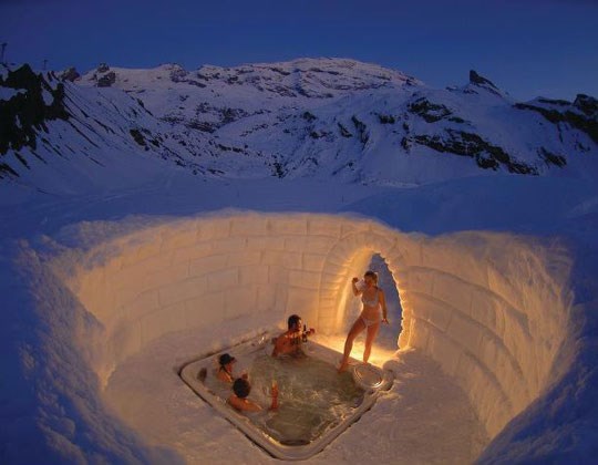 Vrući jacuzzi usred sniježnog pakla