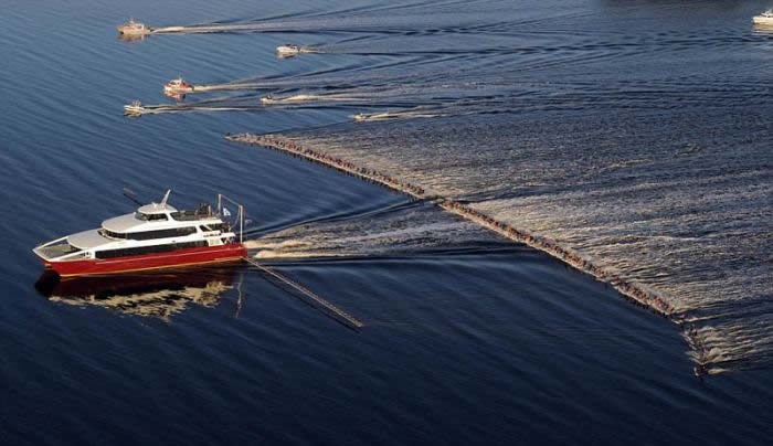 Jahta vuče 145 skijaša na vodi
