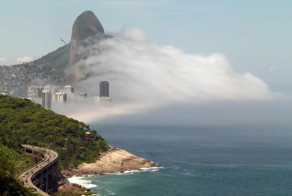 More pružilo maglene pandže i napalo grad