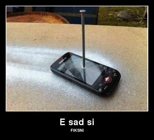 Ionako mobitel stoji na stolu dok ti lutaš naokolo