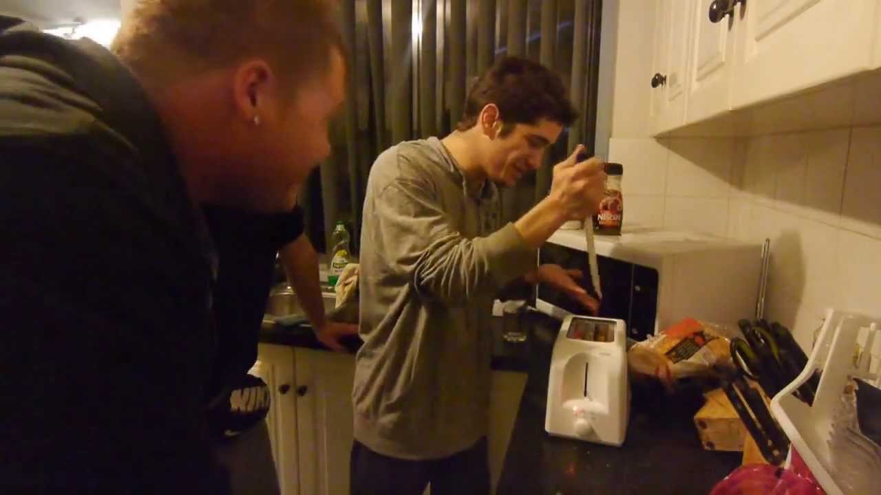 Idiot Puts Knife In Toaster (ORIGINAL)