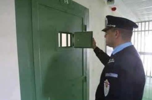 Još jedna pizdarija i letiš van, si čuo!