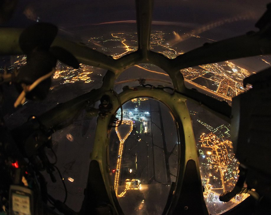 Koji pogled iz kupole na nosu aviona!