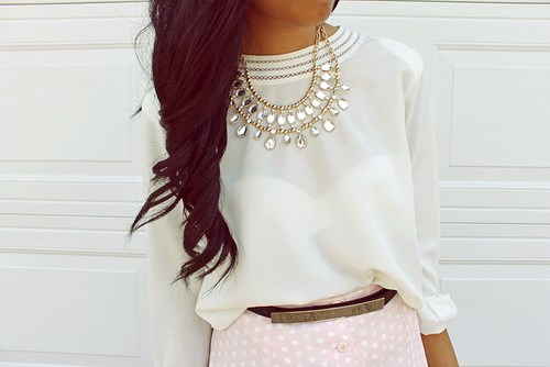 Raskošna ogrlica i nježna bluzica