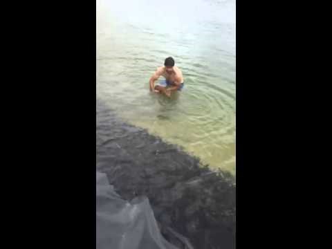 Iz gadne vode začuo se mali glasić, pogledajte koga je mladić spasio