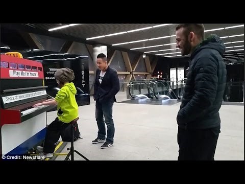 VIDEO: 9-godišnja djevojčica sjela za klavir u podzemnoj željeznici i postala hit