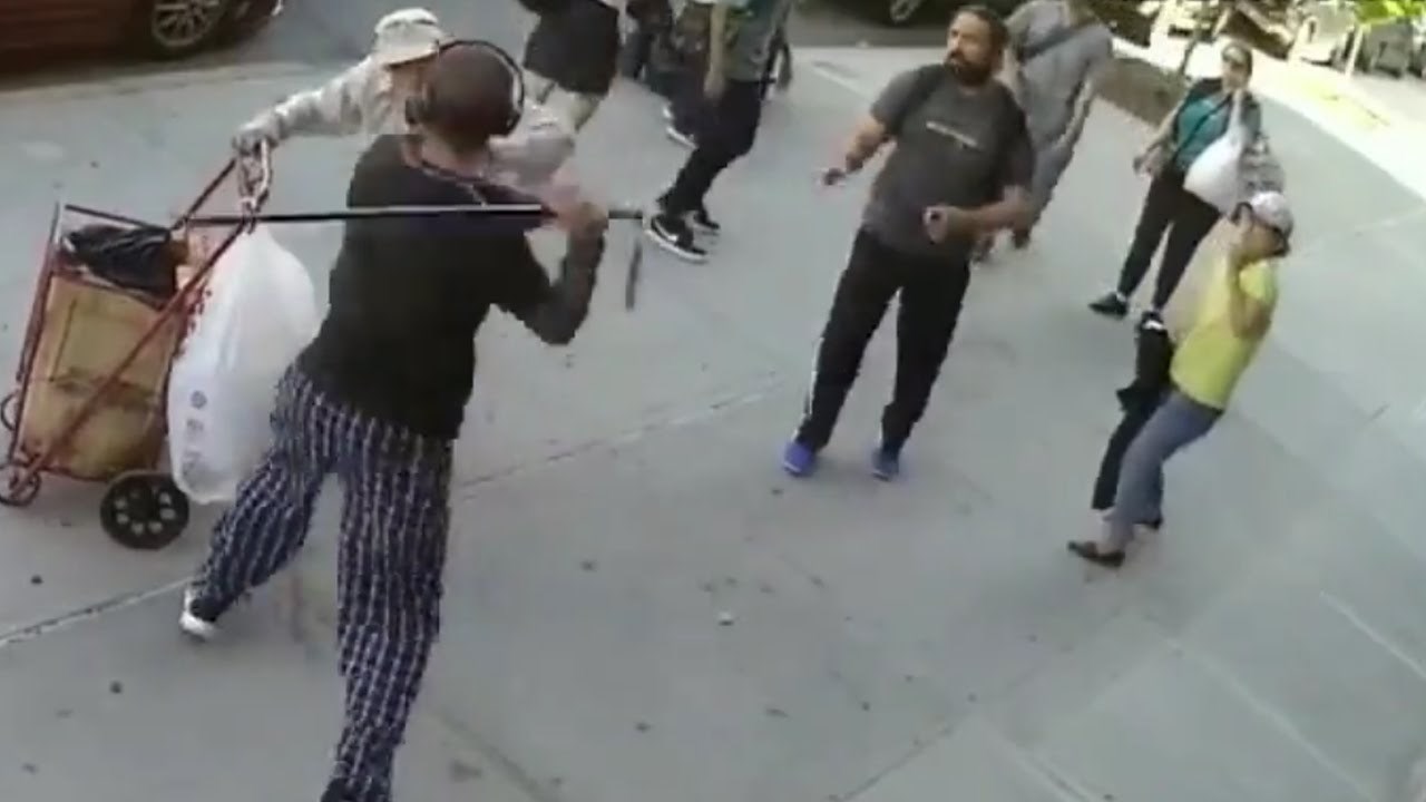 NESHVATLJIV POTEZ Mladić štapom napao djedicu, pogledajte reakciju drugih prolaznika!