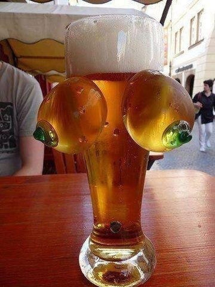 Kako držati sise i pivo istovremeno?