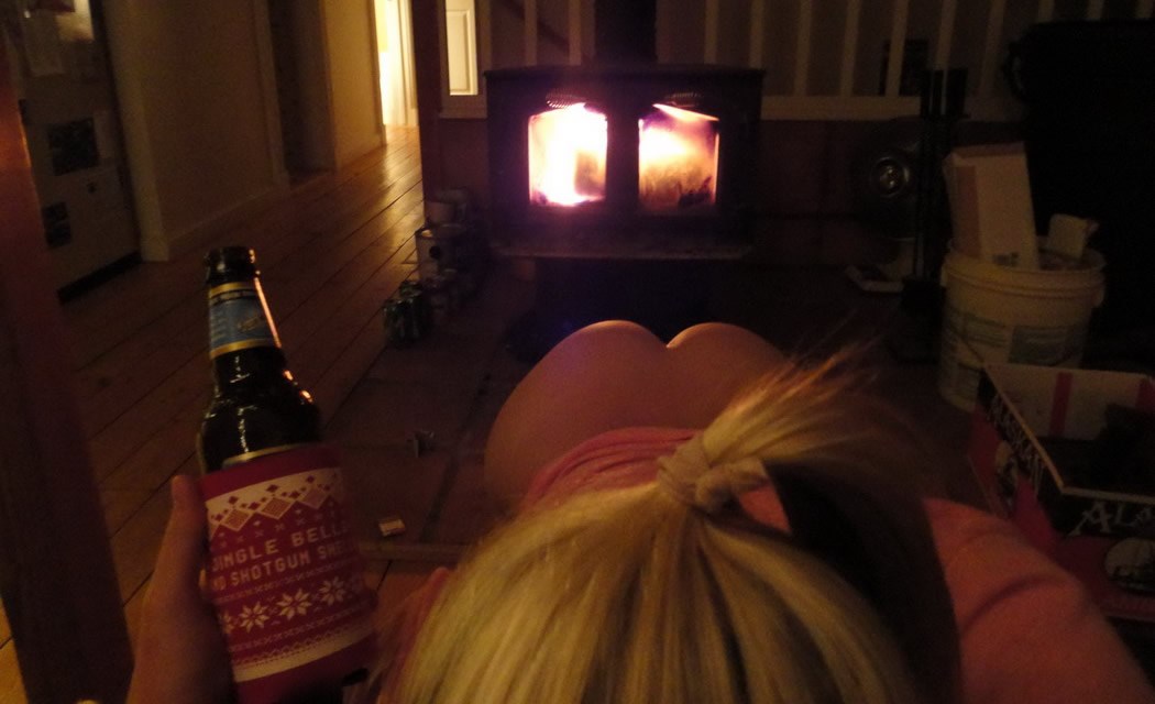 Gologuza plavuša, pivo i kamin: Muškarac snimio raj