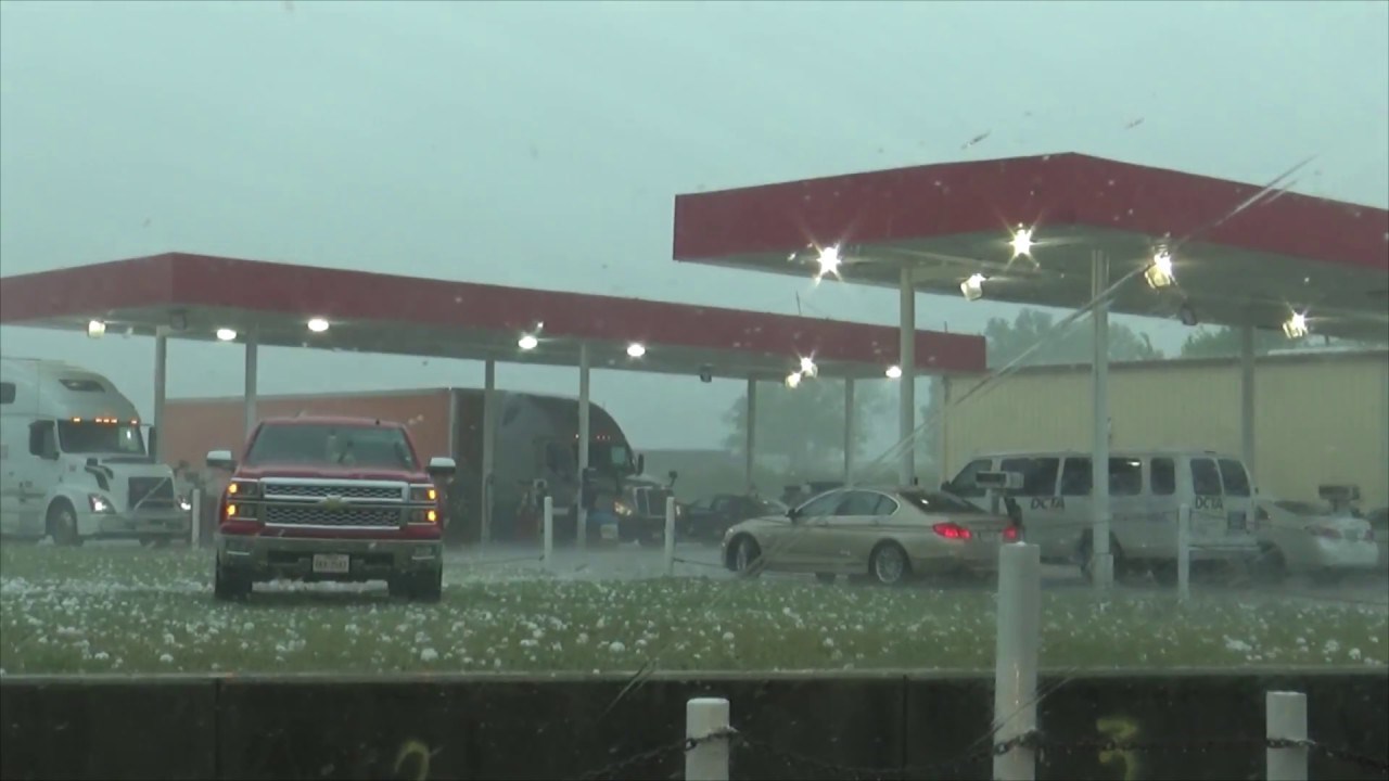 Vani je padala tuča veličine naranče, a žena odlučila istrčati van iz auta, pogledajte nastalu štetu!