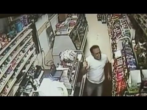 VIDEO: "Nindže" ga napali mačetom, on izvukao gigantsku sablju!