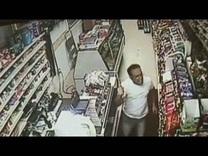 VIDEO: "Nindže" ga napali mačetom, on izvukao gigantsku sablju!
