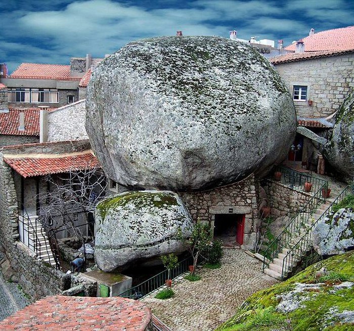 Nije Photoshop: Kamena gromada "pala na kuću"