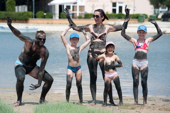 "Ljekovito" blato pokraj Zadra - zabava za cijelu obitelj