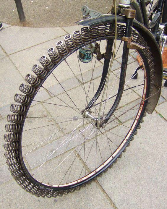 Bicikl s amortizerima za sirotinju