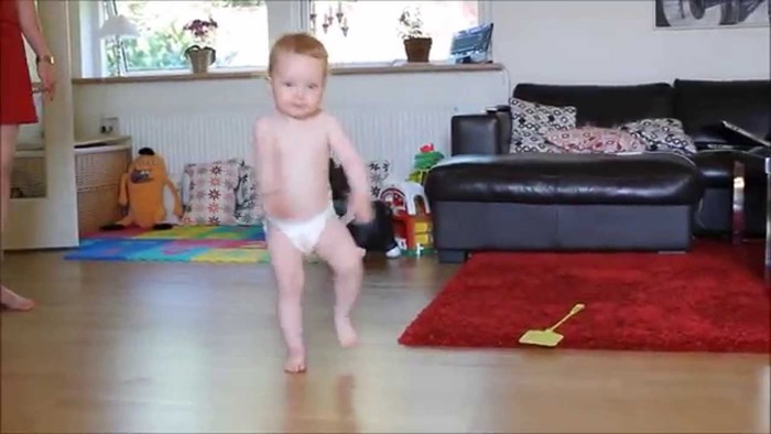 VIDEO Mama je pustila glazbu, a beba joj je pokazala svoje genijalne plesne pokrete!