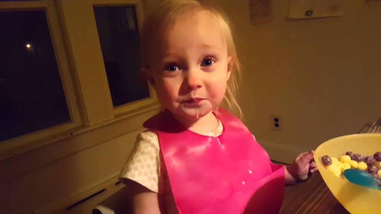 Kćerkici prvi put objašnjavaju što je snijeg, ona ne vjeruje da to stvarno postoji!