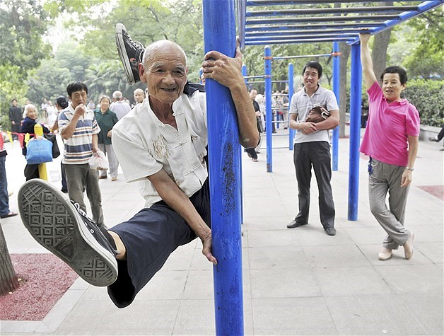 Deda ima 77, a spretan poput gimnastičarke
