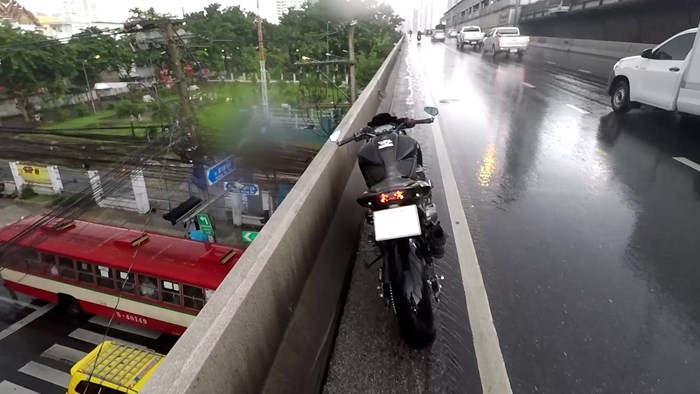 VIDEO Motorist se zaustavio kako bi s prometne ceste spasio bespomoćnog mačića