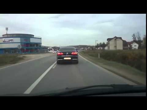 VIDEO: Auto uletavao u kolonu štićene osobe, pa mu mišićavi vozač zaprijetio batinama