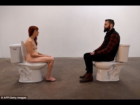 HIT VIDEO: Satima sjedila gola na WC školjci zbog umjetnosti