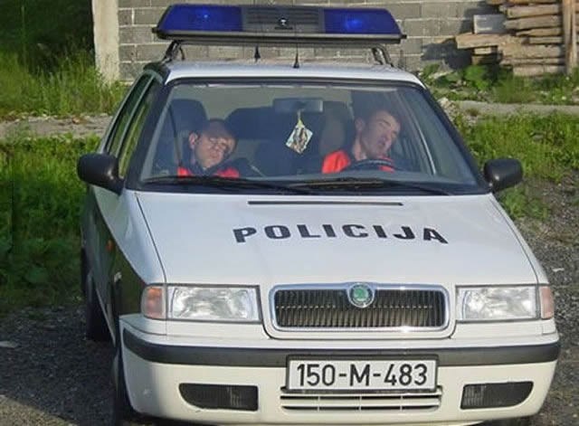 Policijski "spavači" u standardnoj formaciji