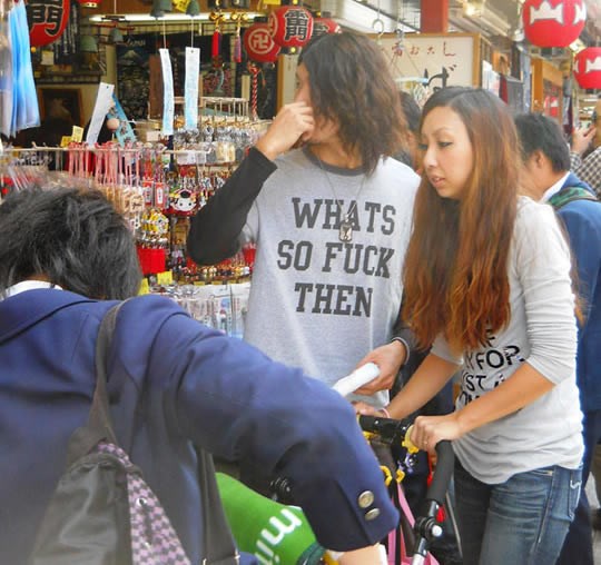 Kinezi vole majice s nebuloznim natpisima na latinici