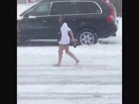 Potrošila nekog sretnika, pa se polugola i bosa vraćala kući po snježnoj mećavi