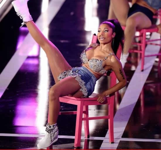 Odakle Minajici rastu noge?