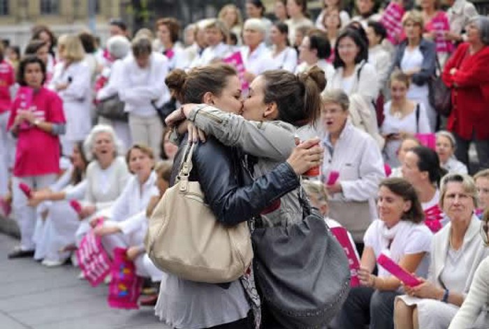 Cure se ljubakaju pred ljutitim anti-gay prosvjednicama