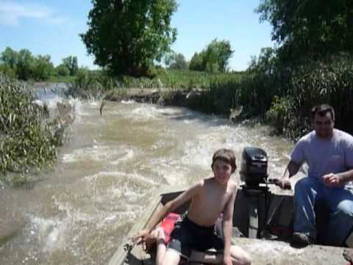 Video: Ribe napale čamac!
