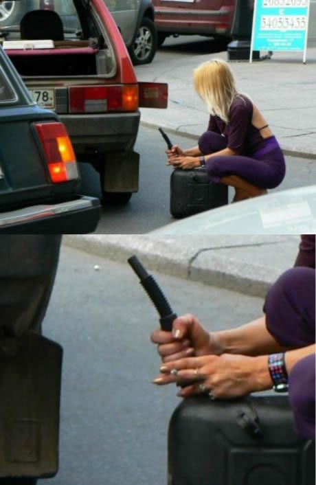 Plavuša tanka bengu s cigaretom u ruci