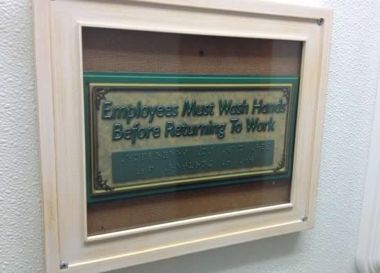 Poruku na Brailleovom za slijepe stavili - iza stakla