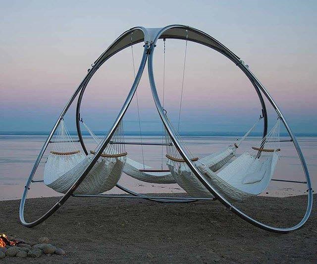 "Svemirske" ležaljke na plaži: Pod palmom je bolje, zar ne?