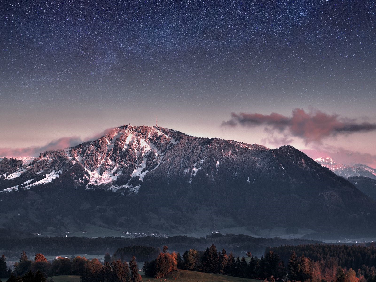 Čarobna igra dana i noći nad planinskim vrhovima