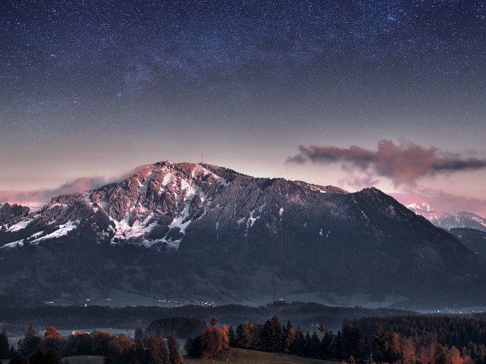 Čarobna igra dana i noći nad planinskim vrhovima